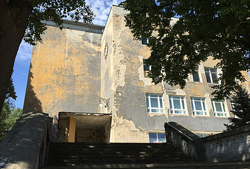 Schulgebäude in der Friedensstadt