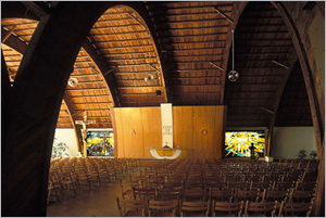 Altarbereich in der Gotteshalle